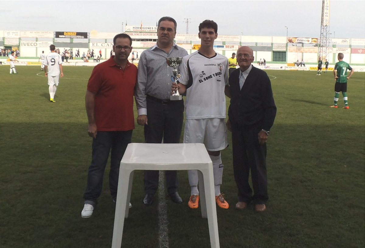 El pleno del Ayto. de Vva. de Córdoba acuerda que el estadio mpal. de fútbol se llame Bartolomé Carmona "CARMONILLA"