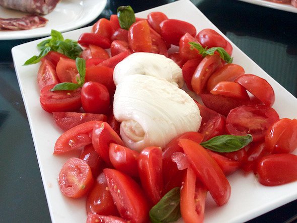 Easy caprese salad: tomato, mozzarella and basil! ow.ly/buvP303PhQl #caprese #instafood #tomatoes #cook #italy