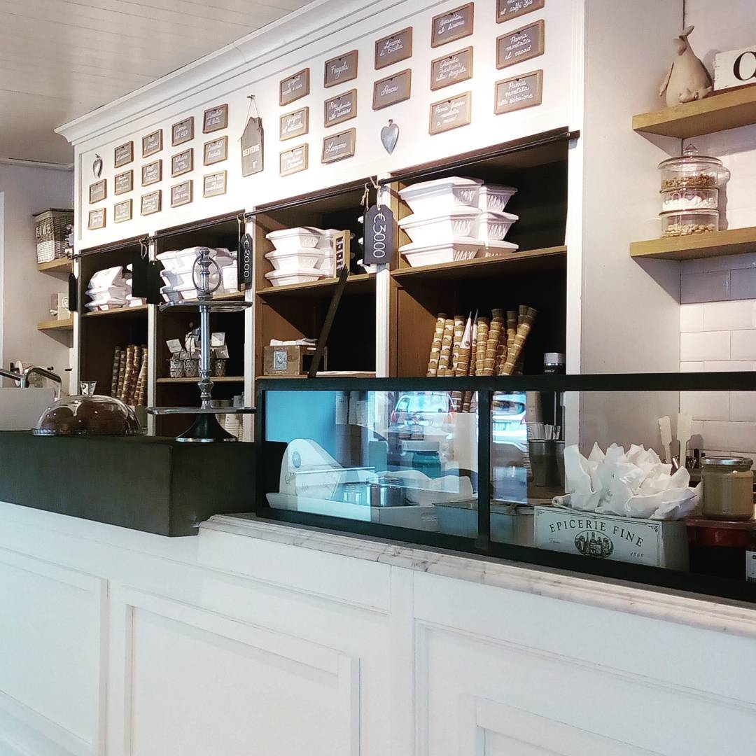 GelateriaRomana's tweet photo. Attimi in #gelateria di @EdoardoPanichi https://t.co/GH8uKcUIdQ #Rome #interiordesign https://t.co/jboZJBXWCw
