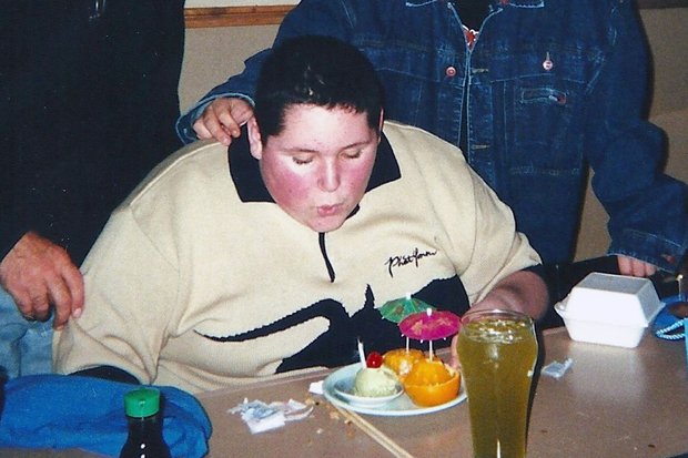 dailystar's tweet photo. Obese man sheds 15st and gets ripped – take a look at him now https://t.co/beGfEuFhLJ https://t.co/f5e4BVVmga