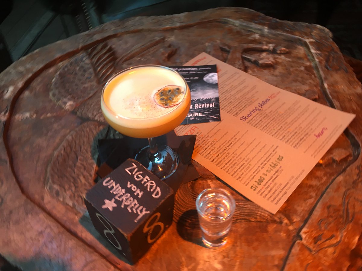 zigfridhoxton's tweet photo. You know what time it is?! PORN STAR MARTINI time! #cocktailoclock  #zigfrid #hoxton #HoxtonSquare #shoreditch https://t.co/WOEymvas86