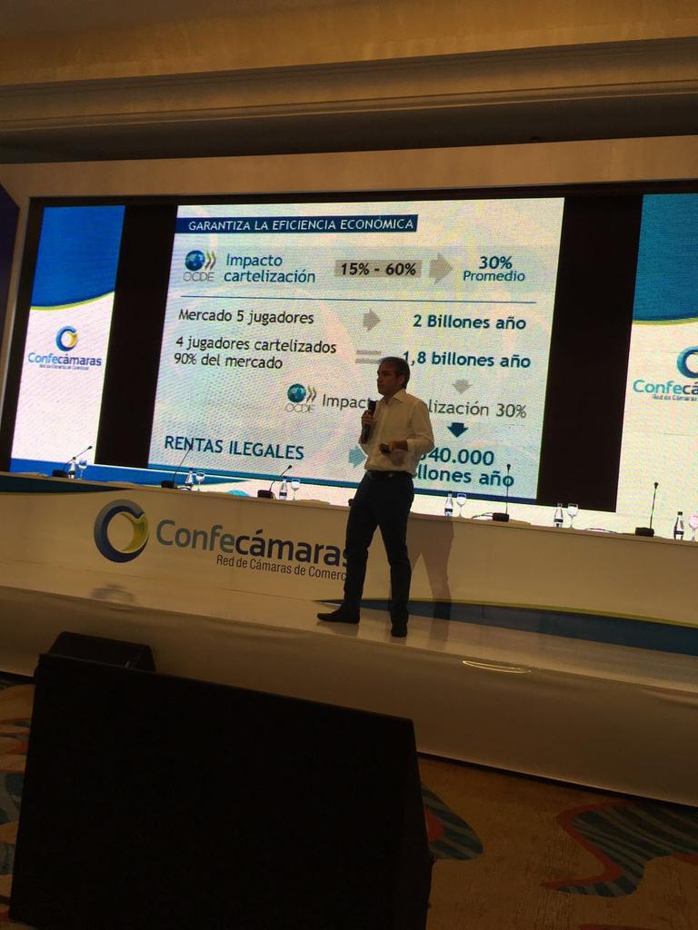 GuillermoBotero's tweet photo. @Pfrobledo nos cuenta en Congreso de @Confecamaras cuanto le cuesta al país los carteles empresariales.Cifra grande¡ https://t.co/GYRBU1Pz1r