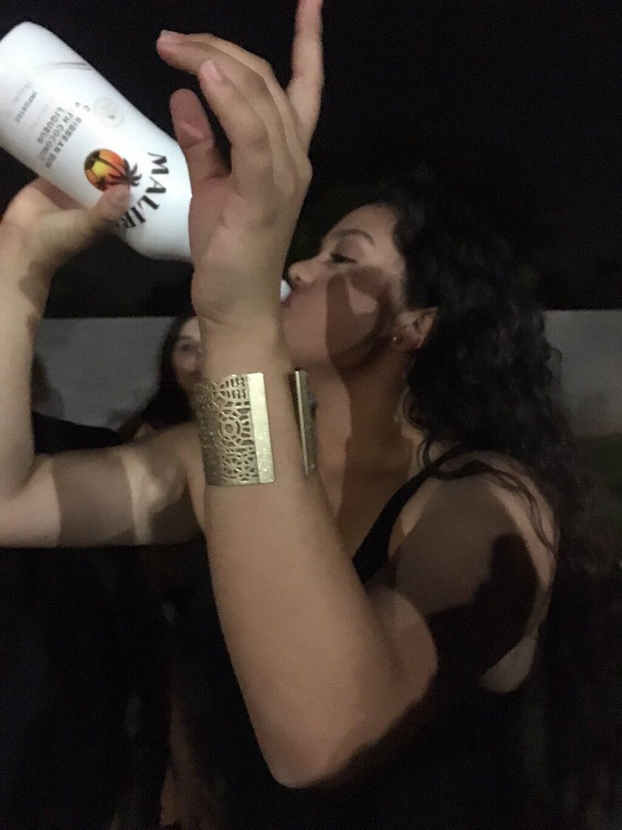 Jprz1321's tweet photo. Me: "I'm not gonna drink this weekend I wanna chill"
Friend: You coming out?
Me: https://t.co/vnUwk2lH8g
