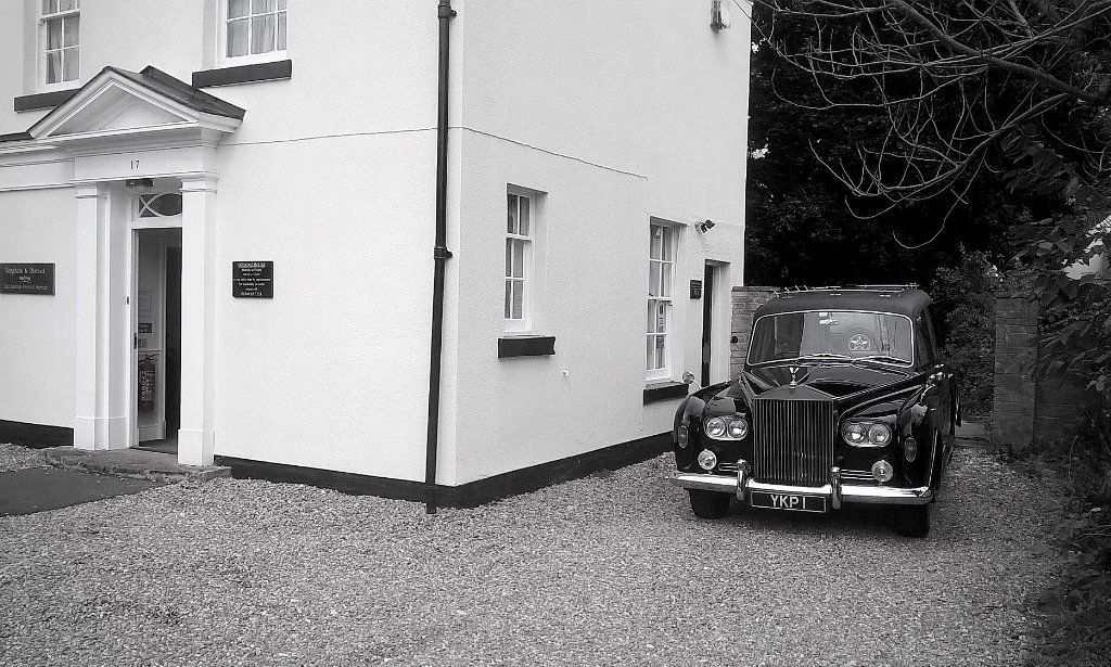 dominictlister's tweet photo. @awlymn @ThisIsBinghamUK 1960s Rolls Royce hearse #rollsroyce #settingthestandardsince1907 #phantomVI https://t.co/fE0zPpkncF