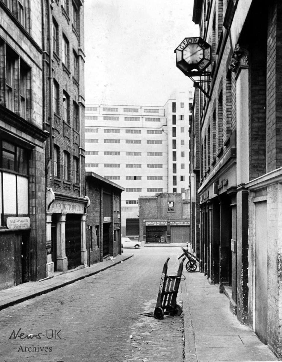 NewsUKArchives's tweet image. The #GreatFireofLondon broke out #onthisday in #puddinglane 1666.  Pudding Lane, #London photographed in 1970.