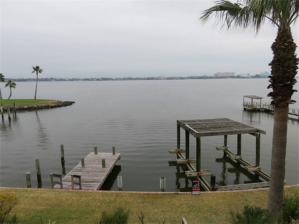 TalkToTomHouse's tweet image. 7109 Broadway in #Galveston is a piece of #paradise! On the water and close to town. #Boatdock #chefskitchen #relax