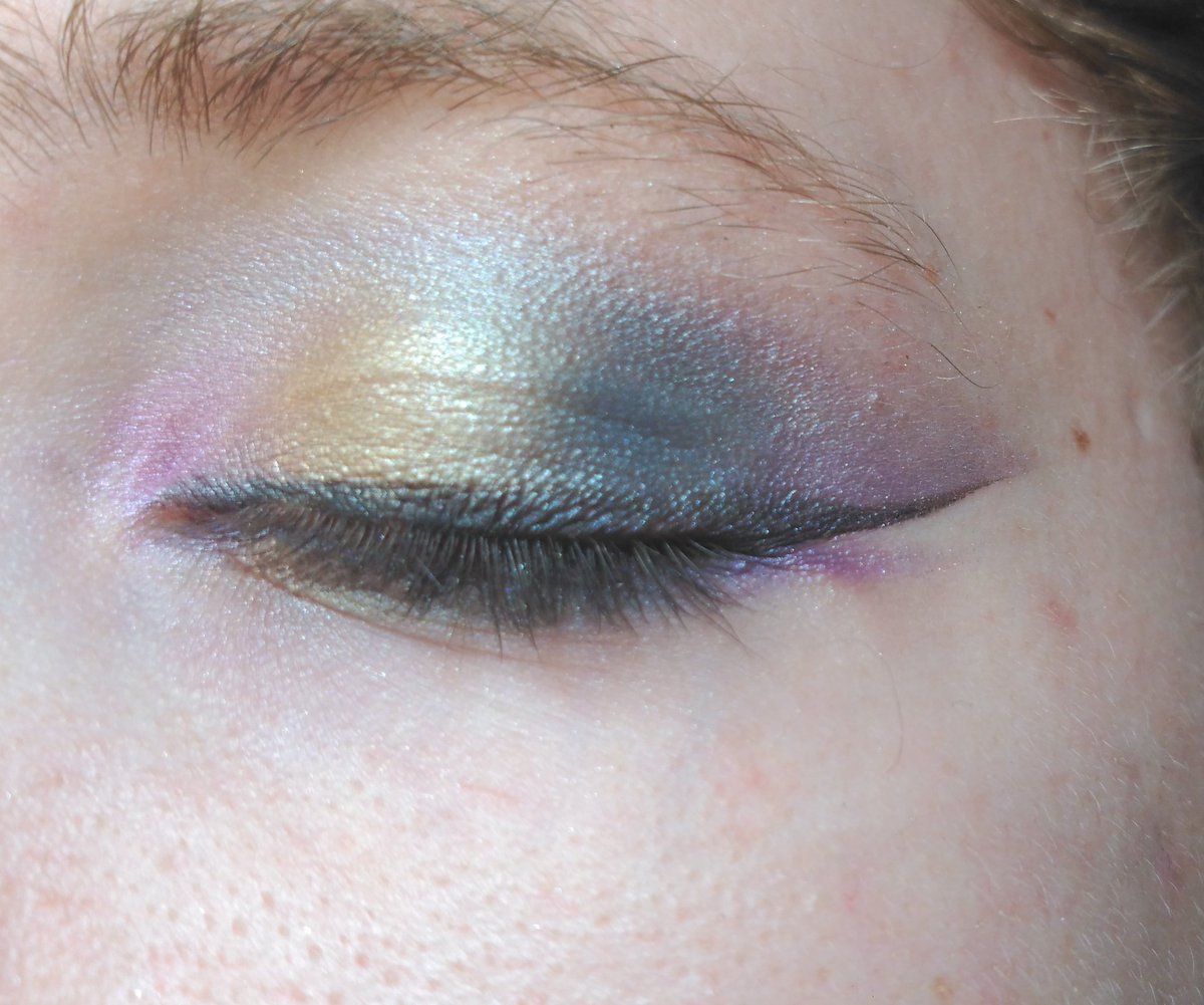 bangchancleta's tweet photo. Inspired by @NikkieTutorials, metallic rainbow eyeshadow 🌈 https://t.co/flC2hky8wZ