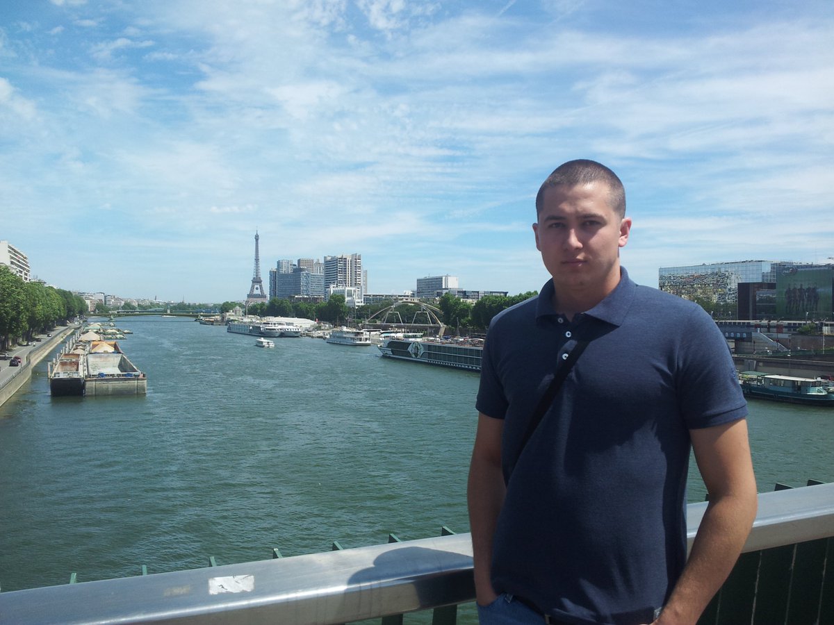vitektuluc's tweet photo. Today, wind and sun make their history-#vitektuluc #Tuluc #vitektulucsTrips #Paris #France #TourEiffel #France #Blue https://t.co/C5z2iUy2JT