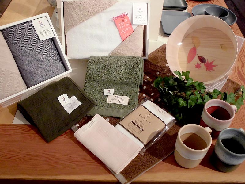 タオル専門店 伊織 伊織道後本店です 2階のディスプレイを変更しました 桶はyuiroです T Co Xkcjgiahez