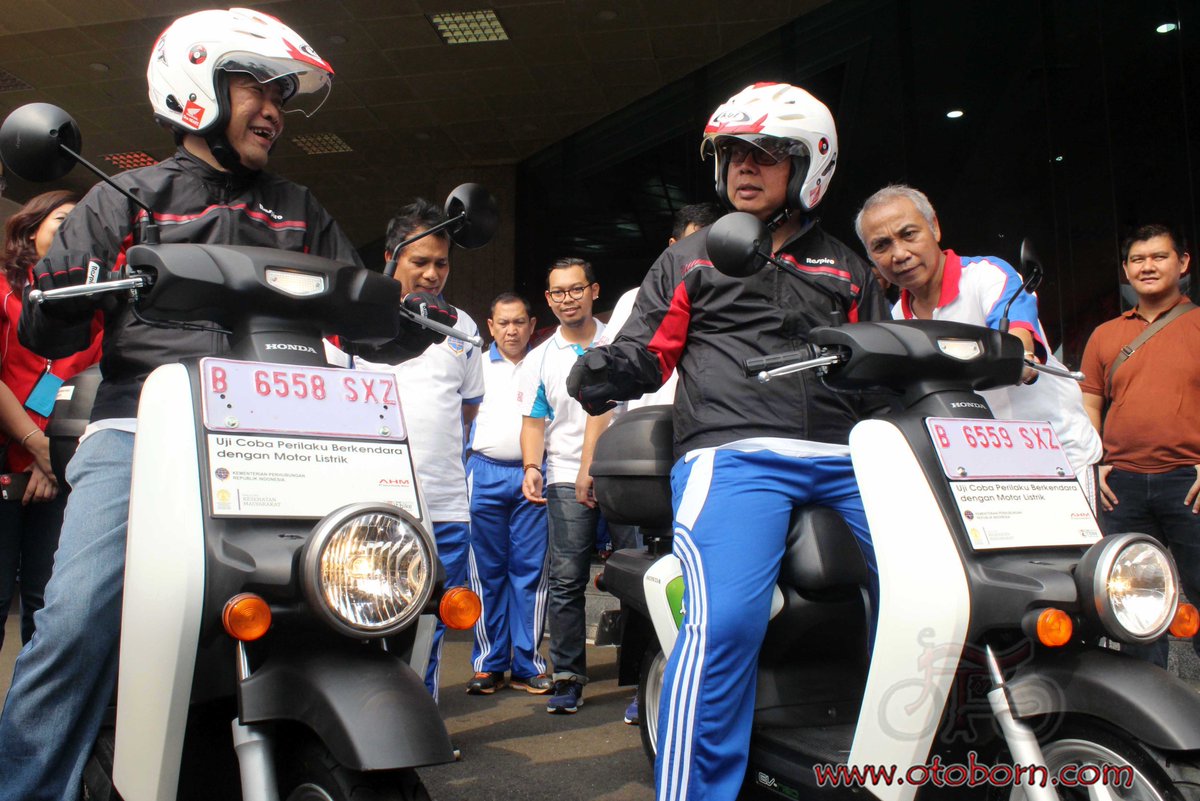 (dari kanan di atas motor) Direktur Jenderal Perhubungan Darat Kementerian Perhubungan Republik Indonesia Pudji Hartanto bersama dengan Direktur Marketing AHM Margono Tanuwijaya mencoba motor listrik Honda EV Neo dalam acara pembukaan uji coba perilaku berkendara sepeda motor listrik di Kementrian Perhubungan Darat (2/9)