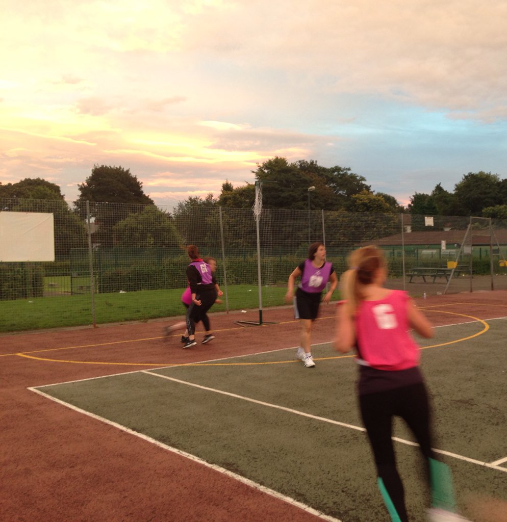 Players from 3 <a href="/Bk2Netball_BURY/">BacktoNetball Bury</a> teams training together last night #Netflicks #NetsGeneration <a href="/BuryThunder2016/">Burythunder</a>