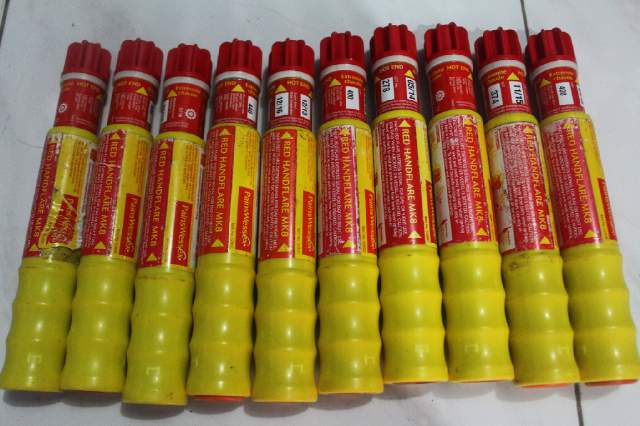 Maident_Merch's tweet photo. RedFlare "Mk8" IDR 95K/pcs @PSIMJOGJA @The_Maident @MaidentDonna #football #redflare #phyro #phyroshow #strobo https://t.co/hneVyl0MsA