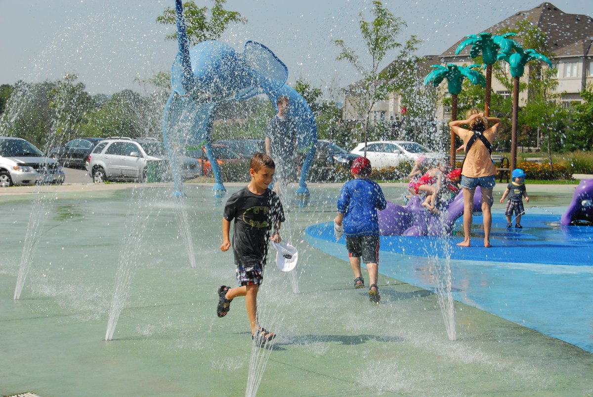 Looking to stay cool with the kids this weekend? Spend the day at one of our splash pads! oakville.ca/culturerec/spl…