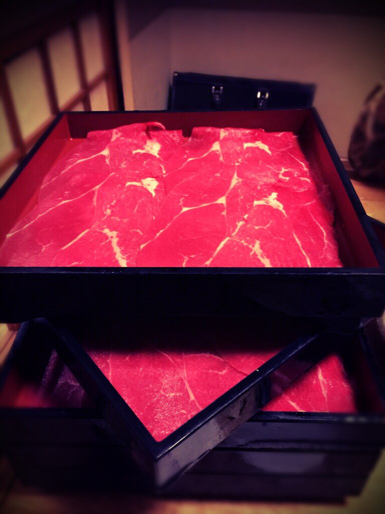 WollisHeart's tweet photo. みんなですき焼き( 'ω'o[Now]o https://t.co/rGVVqjjjsr