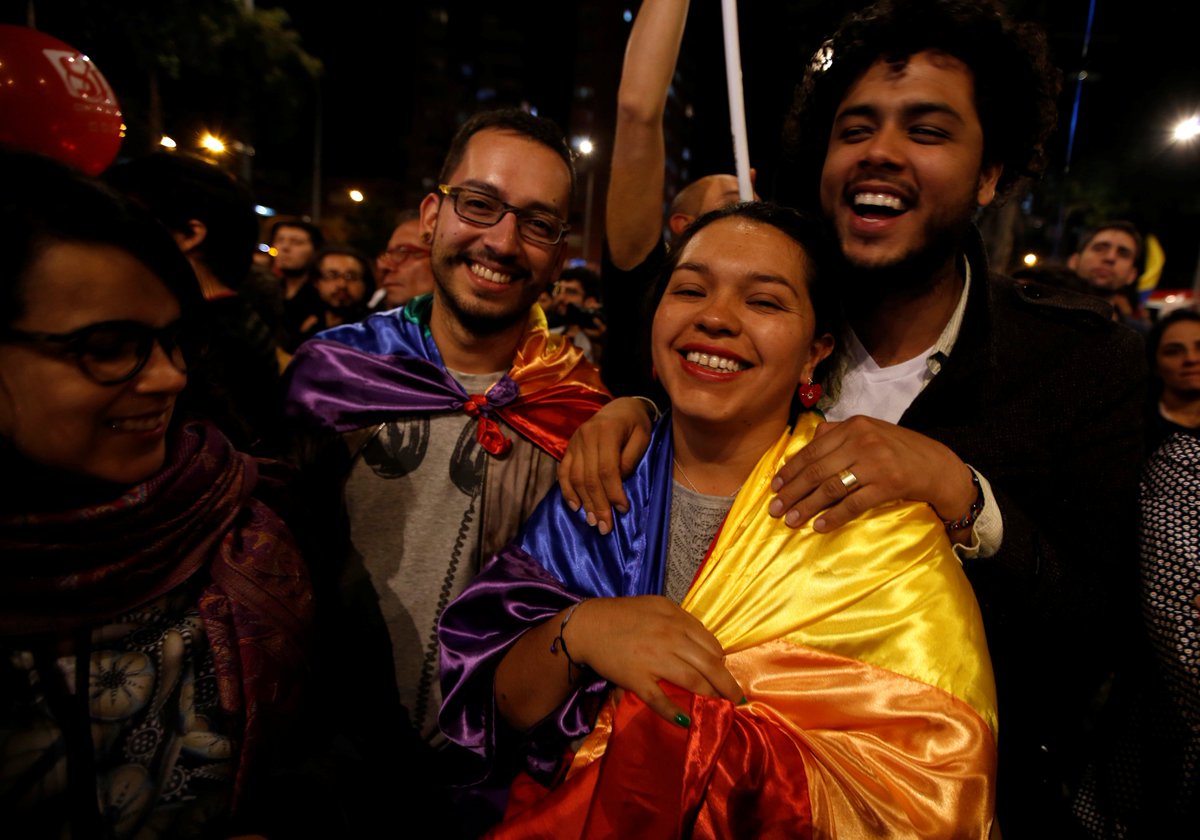 ReutersLatam's tweet photo. Colombianos respaldarían acuerdos de paz con las #FARC en plebiscito: sondeo
https://t.co/1bi0yLc6wo https://t.co/nKLnWtPlEW