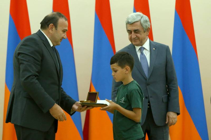 NCET_KTAK's tweet photo. Նախագահը հյուրընկալել է բարձր առաջադիմություն ցուցաբերած դպրոցականներին https://t.co/rt1iTDF5xH #KTAK #ԿՏԱԿ #Դպրոց https://t.co/DUOKJDHkRi
