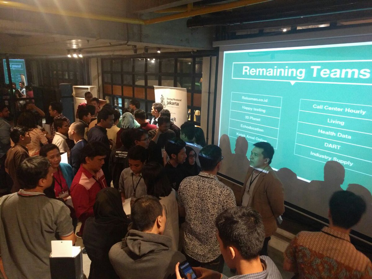 Suasana ramainya para peserta mengumpulkan anggota tim startup mereka. #swjkt #startupweekendJKT