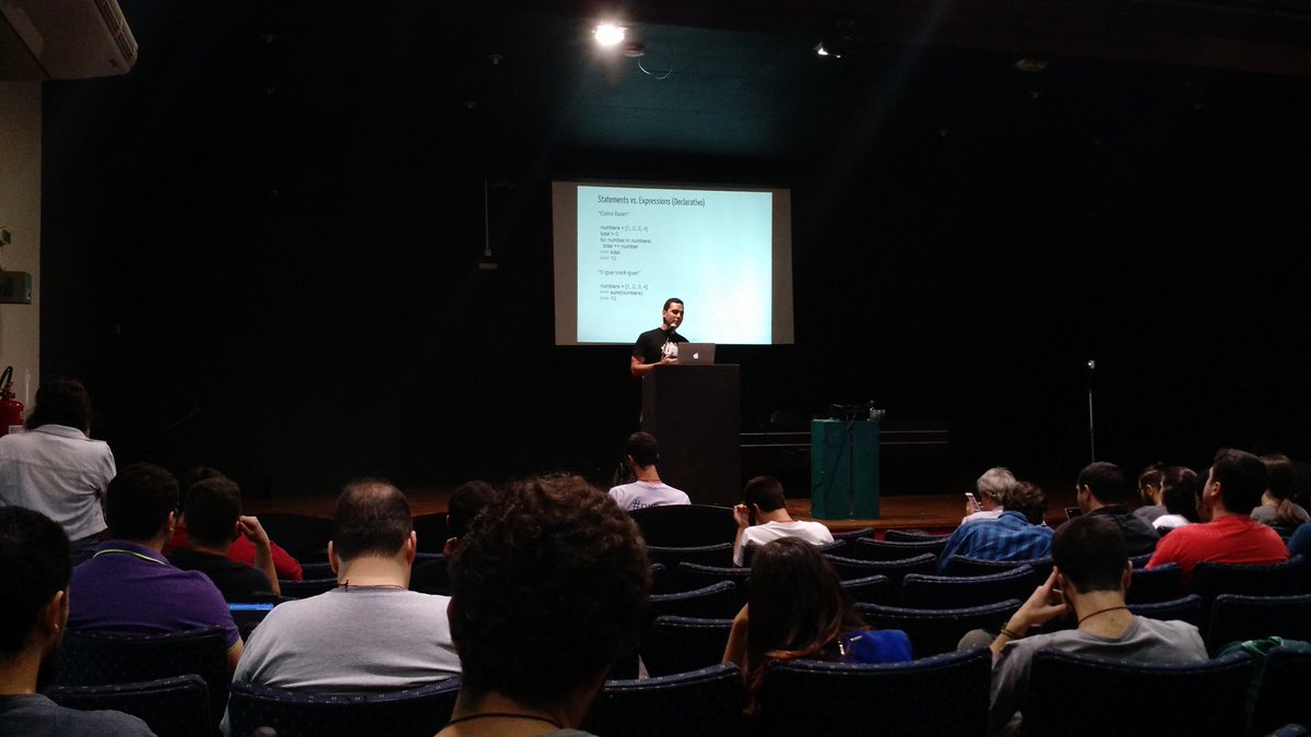 vintasoftware's tweet image. .@AndersonRe86 falando sobre programação funcional em #python na #pythonsudeste! #pyse