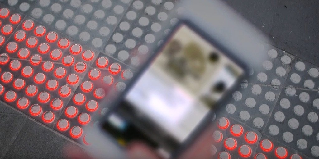 Spannende Idee aus Australien: Ampel im Boden für Fußgänger, die ins Handy gucken: youtube.com/watch?v=3JlsIi…