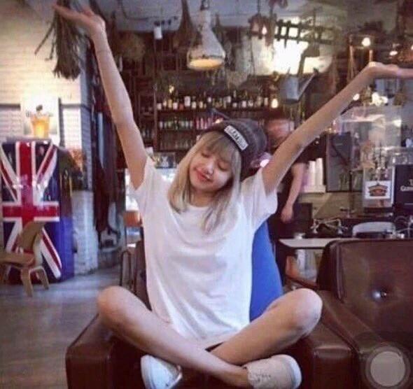blackpinkreacts's tweet photo. me on a friday night vs me on a sunday night https://t.co/FJ4bXiDKEm