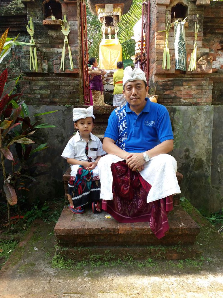 dewarakasandi2's tweet photo. @ Kampung halaman. Bersama keponakanku Dodek Siva. Dumugi rahayu.... https://t.co/xqqzI1lpVP