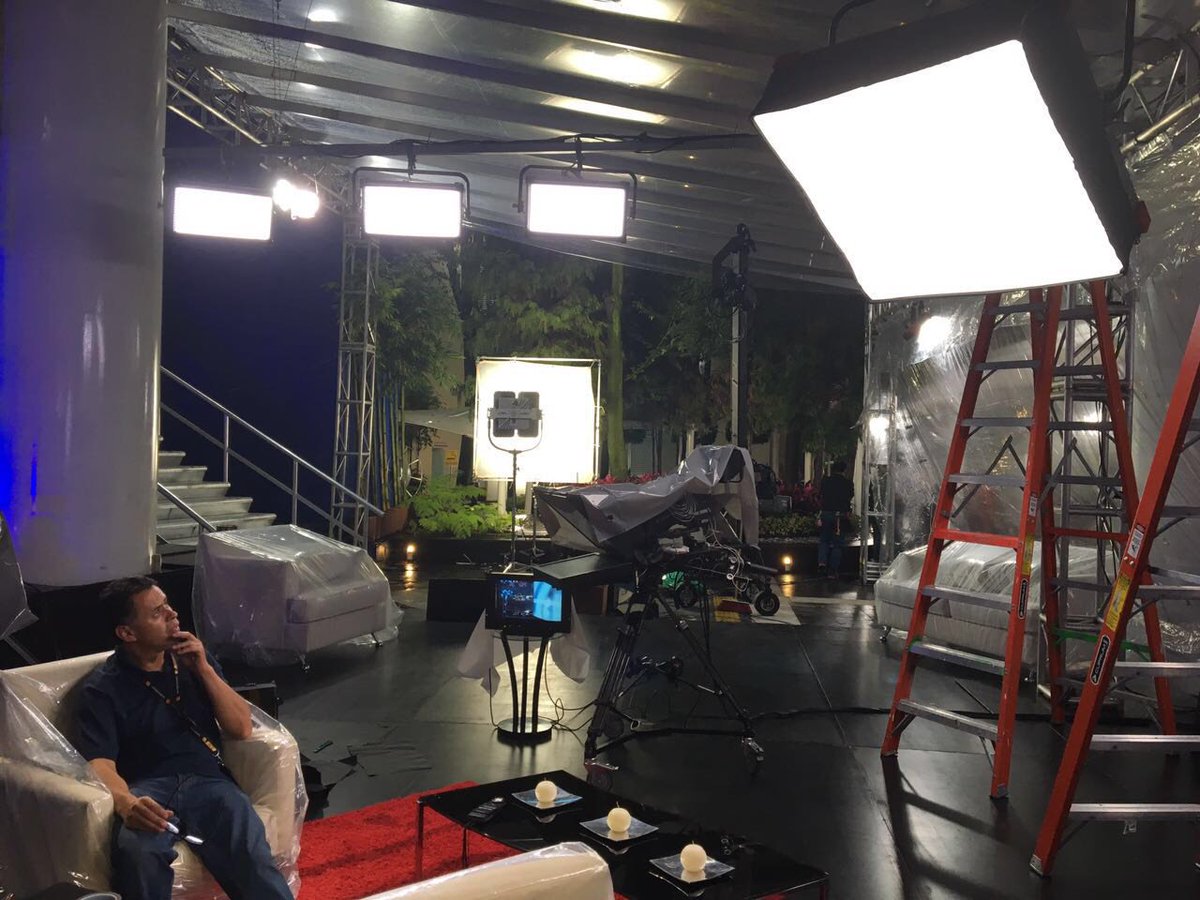 CineoLighting's tweet photo. #Quantum120 &amp; #HSX on set. See both fixtures next week at #IBCShow in Stand 12.D39! @LCALightsCamera https://t.co/F6NYZEccFG