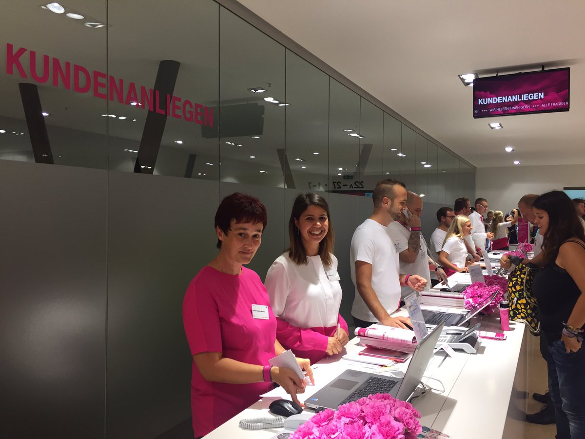 Der Kundenservice berät die Besucher auf der #IFA2016 #Berlin #telekomwall
