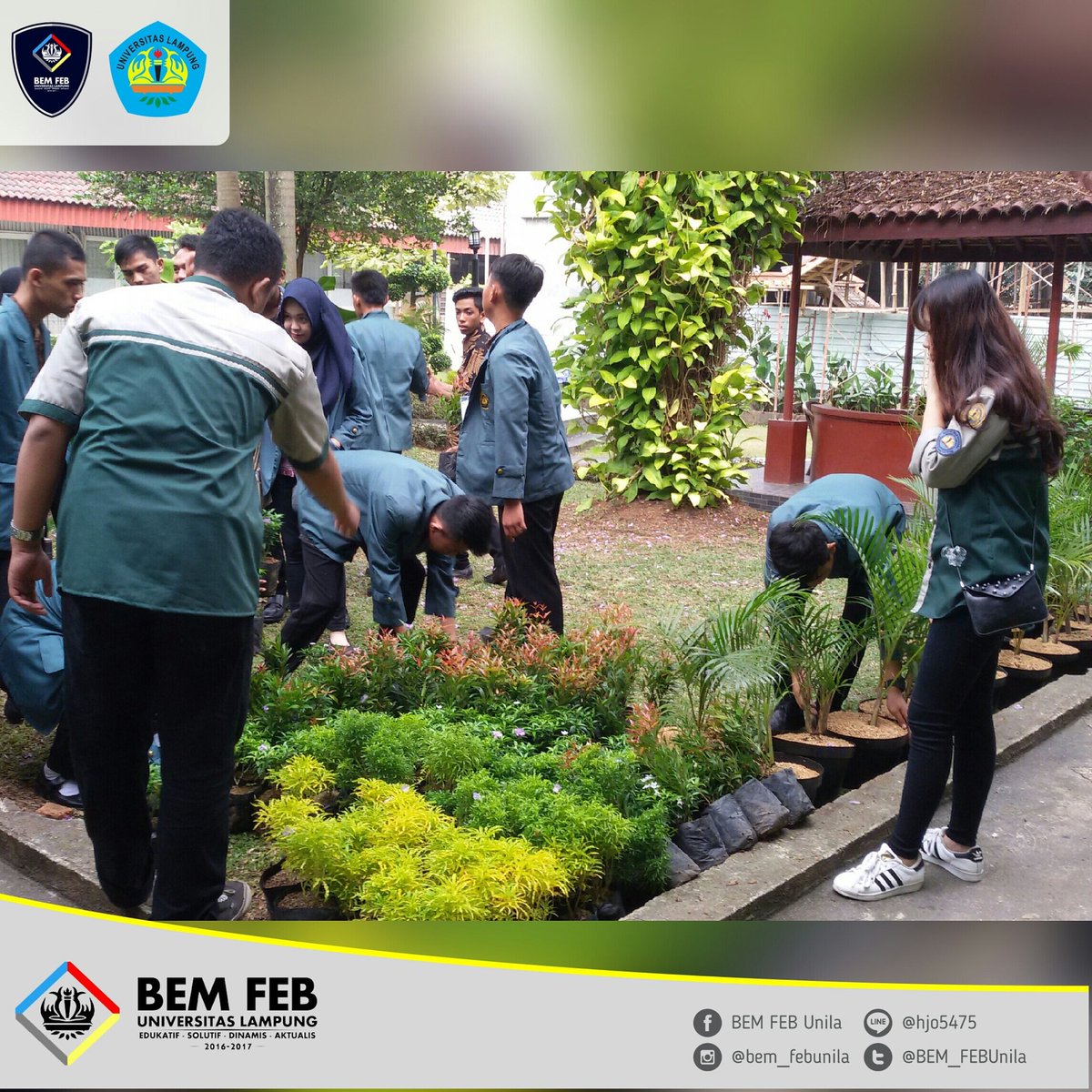 (1/5) kegiatan mahasiswa baru yang bersiap untuk melakukan lomba menghias gazebo