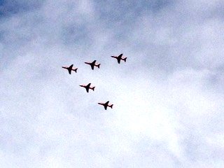 The @RedArrows flew over the garden this afternoon, you can see them again on Sunday at the @ChatsworthCountryFair
