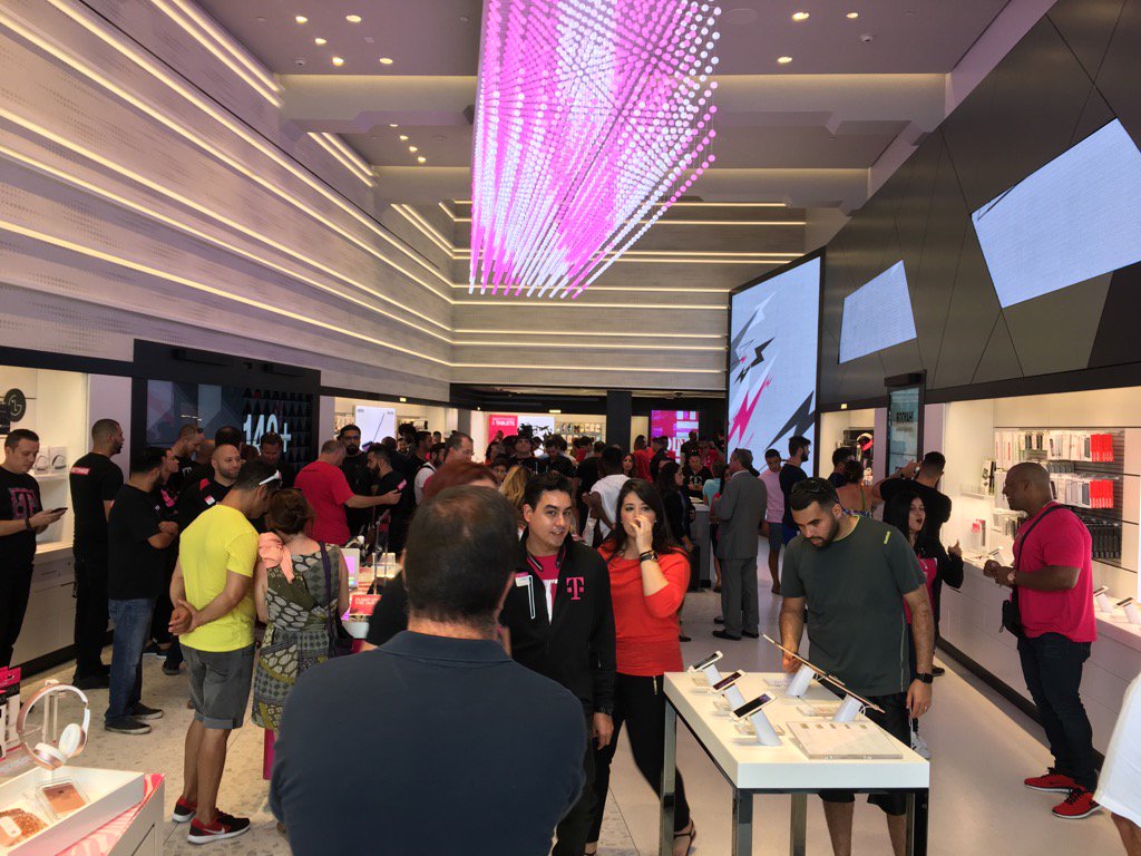 The day is finally here! T-Mobile South Beach open for business! <a href="/m_wan4life/">Wanny Manasse</a> <a href="/JonFreier/">Jon Freier</a> <a href="/JohnLegere/">John Legere</a> <a href="/je101600/">jessica arroyave</a>