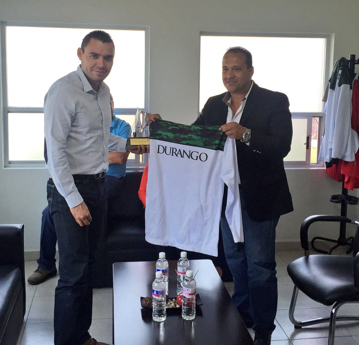 IEDOficial's tweet photo. Visita de lujo en el #IED Marco Antonio Ortiz Nava, arbitro profesional de la @LIGABancomerMX #OrgulloDuranguense https://t.co/1SLe6B7ZWG
