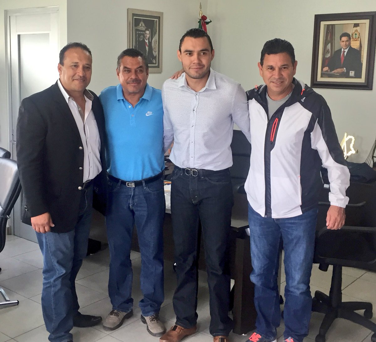 IEDOficial's tweet photo. Visita de lujo en el #IED Marco Antonio Ortiz Nava, arbitro profesional de la @LIGABancomerMX #OrgulloDuranguense https://t.co/1SLe6B7ZWG