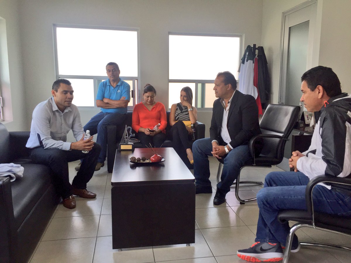 IEDOficial's tweet photo. Visita de lujo en el #IED Marco Antonio Ortiz Nava, arbitro profesional de la @LIGABancomerMX #OrgulloDuranguense https://t.co/1SLe6B7ZWG