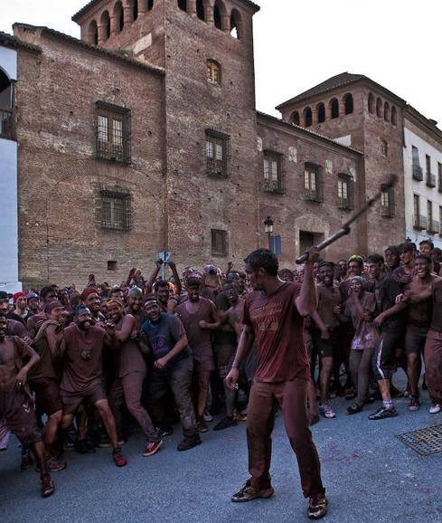 <a href="/AytoBaza/">Ayuntamiento de Baza</a> fletará un bus para participar en #Cascamorras Guadix 9 sept. Inscripción en Casa Cultura #Baza hasta el 7