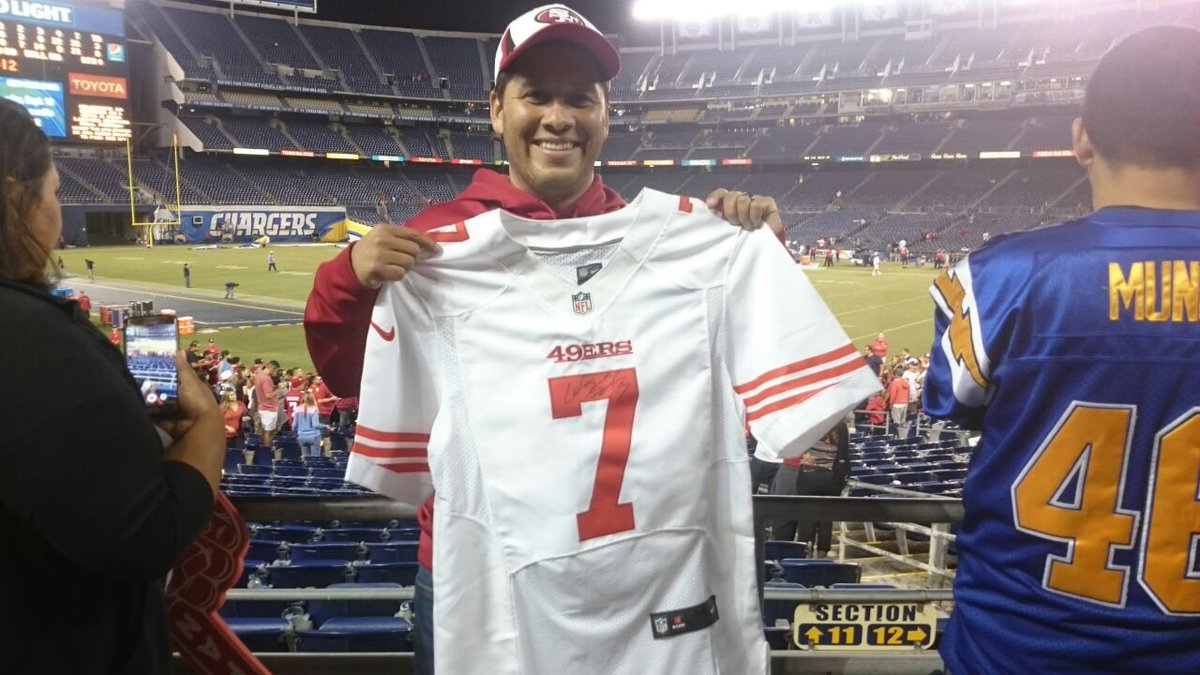 bart2123's tweet image. Gracias por tomarte el tiempo para saludar a los fans @Kaepernick7 y gracias por mi autógrafo después del juego.