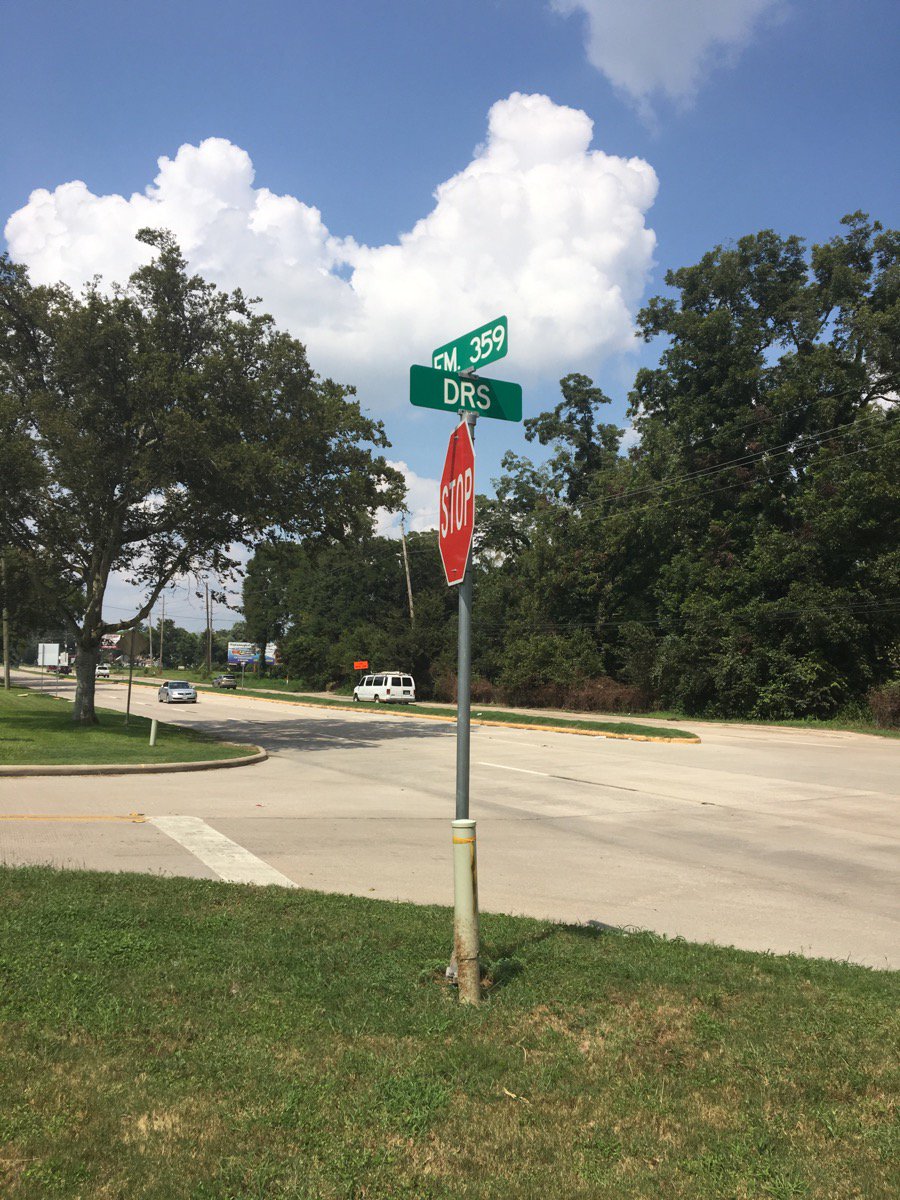 kdavyd's tweet photo. Trying to figure out how to remove a failed host from VMware DRS, and I see this sign… https://t.co/rJHagmawxQ