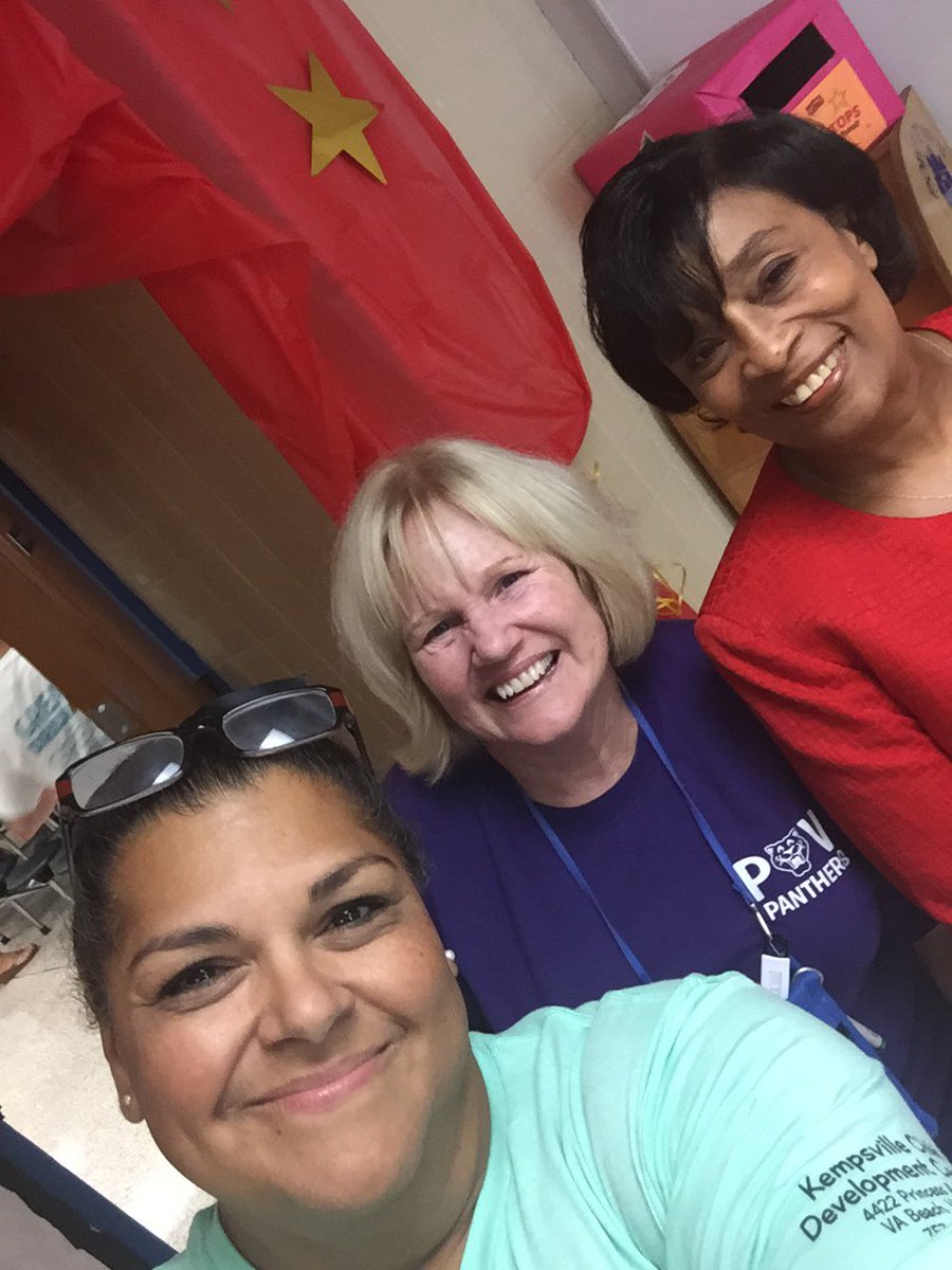 santossafari's tweet photo. Look who was spotted at Point 'o View.  Please stop by and visit room 27 anything. @ShirannL https://t.co/pcKZ8r6ALu