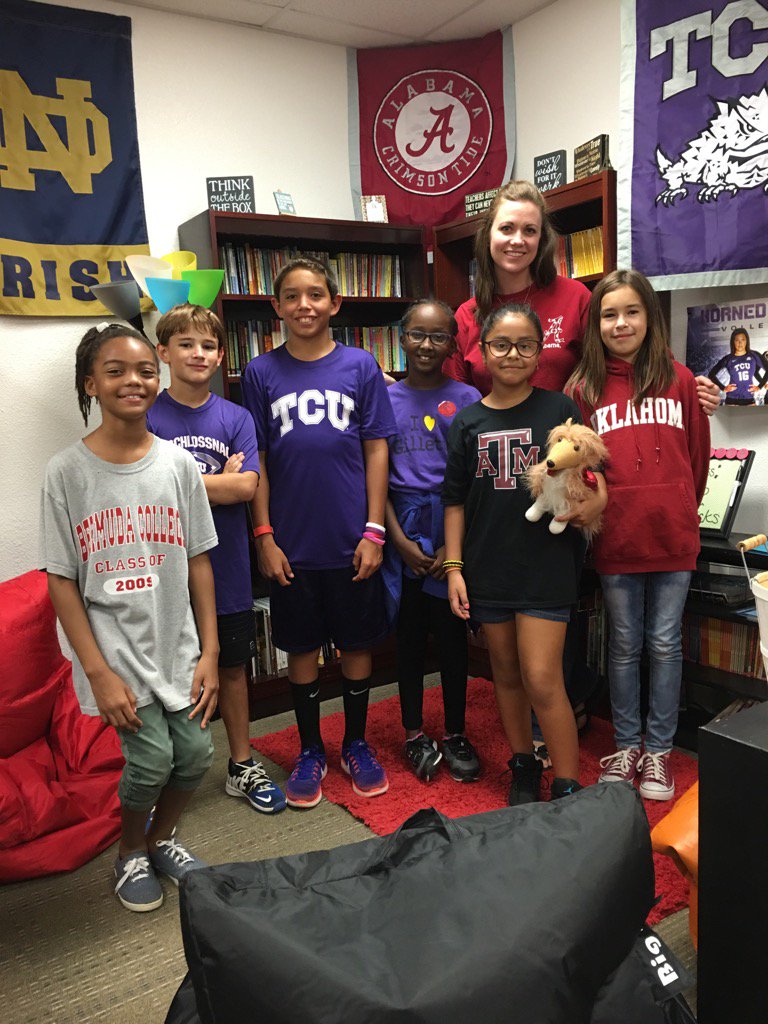 MrsHunterGMS's tweet photo. #universityof5th representing #CollegeColors #desisbest @des5th https://t.co/zXsmyWx9d9