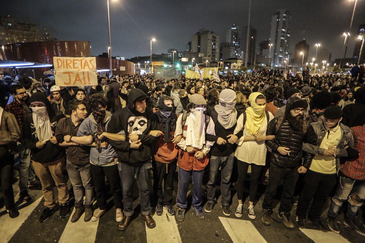 MidiaNINJA's tweet photo. Ato #ForaTemer em São Paulo. PM proíbe a saída mas parte dos manifestante decidem seguir. https://t.co/BoGDuONnxQ