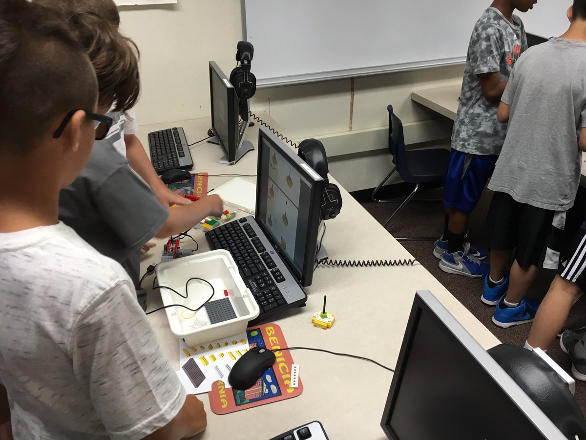 HendersonHounds's tweet photo. We love #ExploratoryWheel Friday! Tinkering, Robotics, Chess & more! #HendersonHounds @carinjgarton https://t.co/wLjNfSICl8