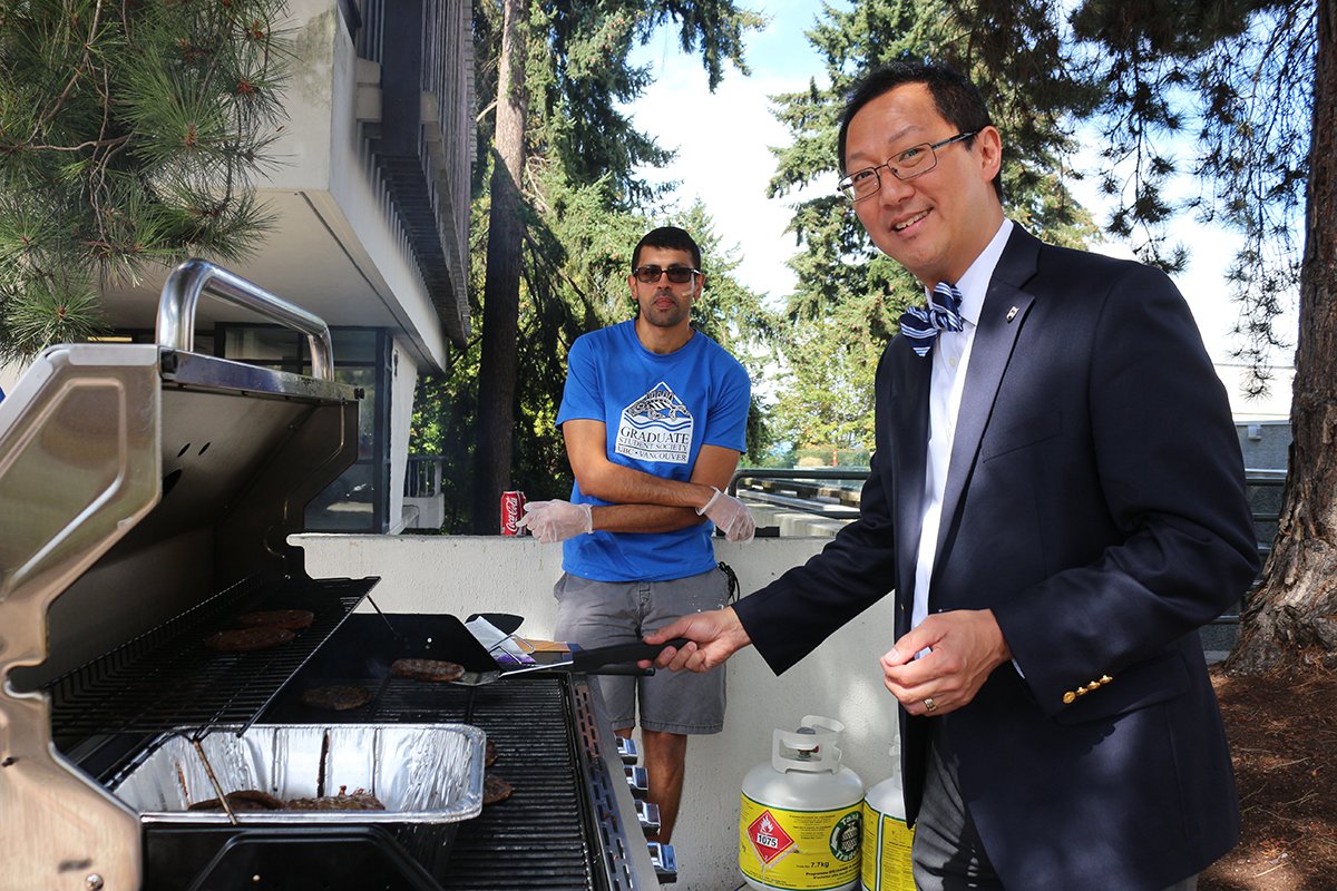 ubcgss's tweet photo. .@ubcprez Dr. Ono dropped by to mingle with new #ubc grad students @ubcgss #gradventures2016 https://t.co/O9ZV53G1Bi