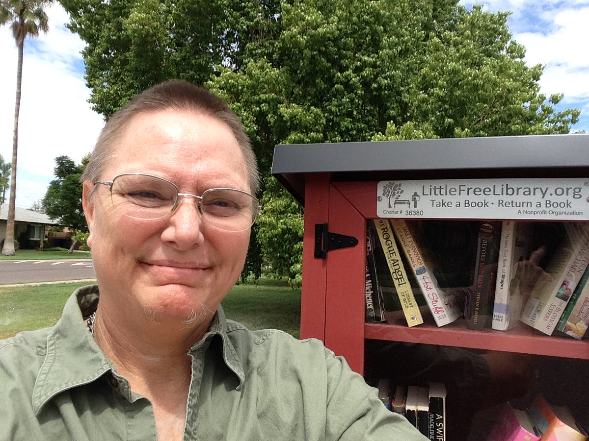 artisticnomads's tweet photo. Join us to chat about #RadicallyReducing LIVE tomorrow @11am PDT  https://t.co/zhDT6xPfBX #declutter #minimalism https://t.co/qrW4fDJlcW