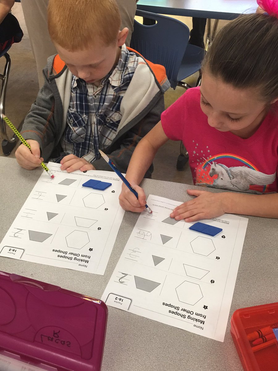 CPSredhounds's tweet photo. Kindergarten math! Making shapes with shapes 😄 #redhound pride https://t.co/pku5FH7BBb