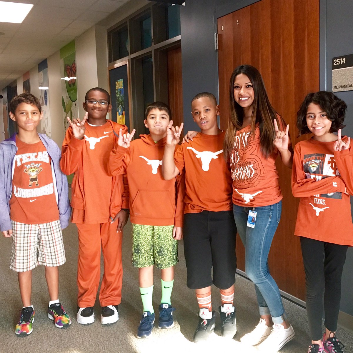 MarshallES_SISD's tweet photo. Future Longhorns celebrating #SpringISDCollegeColors at Marshall! https://t.co/km6fMUZjDO