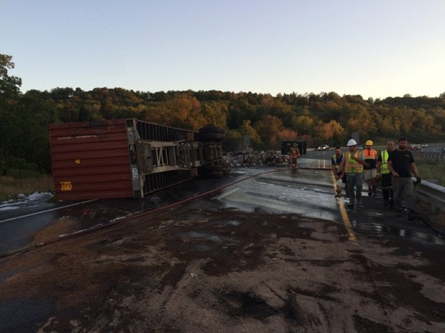 OPP_HSD's tweet image. Clean up continuing on Hwy403 EB at Aberdeen - Hamilton. All EB lanes will remain closed for approx 90 minutes