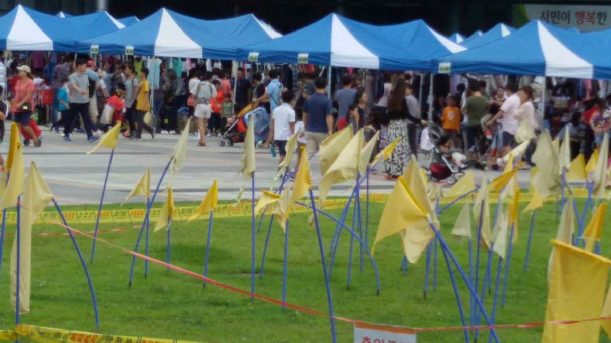 #성남시. <어린이 경제 벼룩시장 개최>
성남시청 광장에서 13:00~16:00까지 어린이 경제 벼룩시장이 개최되고 있습니다.
어린이들에게 실물 경제를 교육할 수 있는
절호의 기회입니다