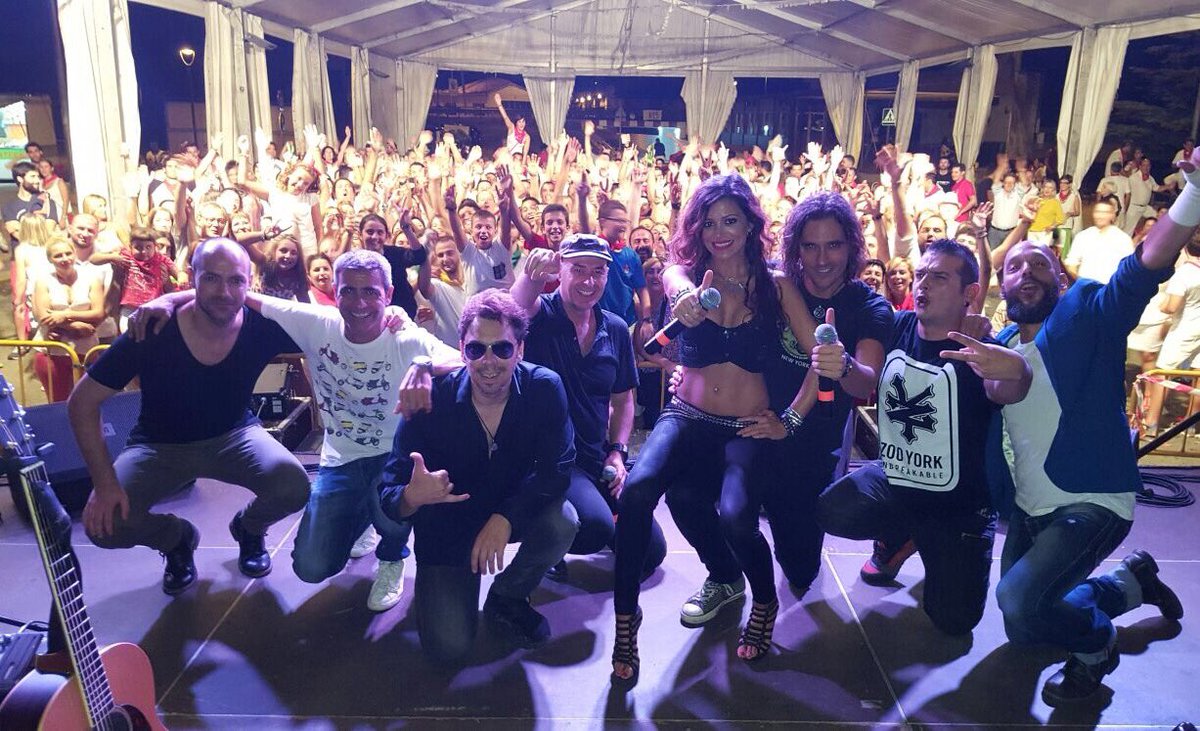 Otro bolazo más de La Edad De Oro Del Pop Español,esta vez en Caparroso (Navarra).Está siendo una gira espectacular!