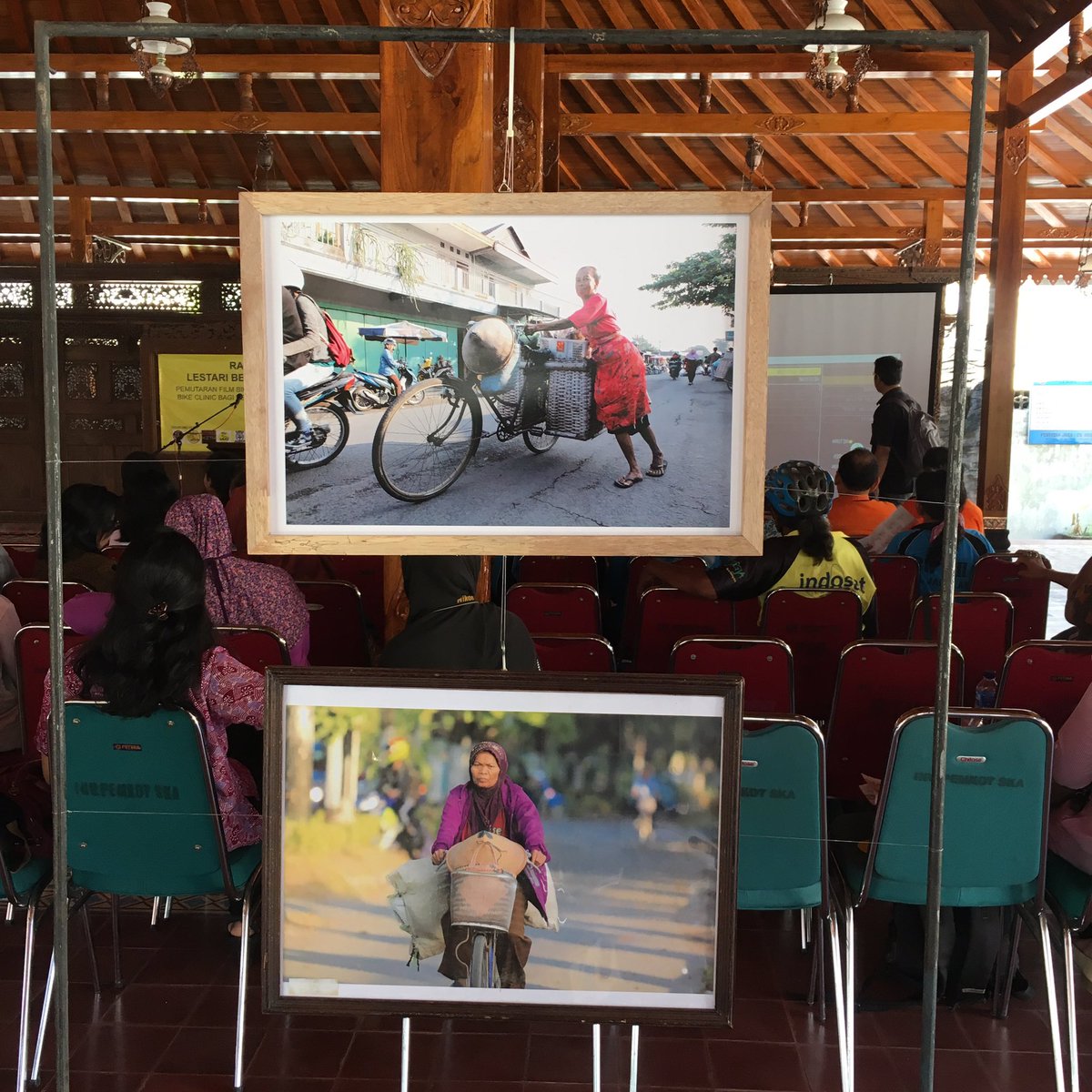 #WomenonWheels bike clinic,'Bikes VS Cars' screening ,discussion on sustainable transportation;now at Loji Gandrung.