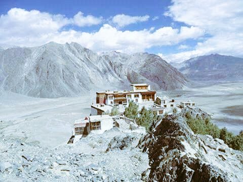 tourladakh's tweet photo. #ttot #travelblogger #tours #TourDaTocha #breathtaking #wanderlust #nature #phototips #lol
#photojournalism #glacier https://t.co/291GY2sUrq