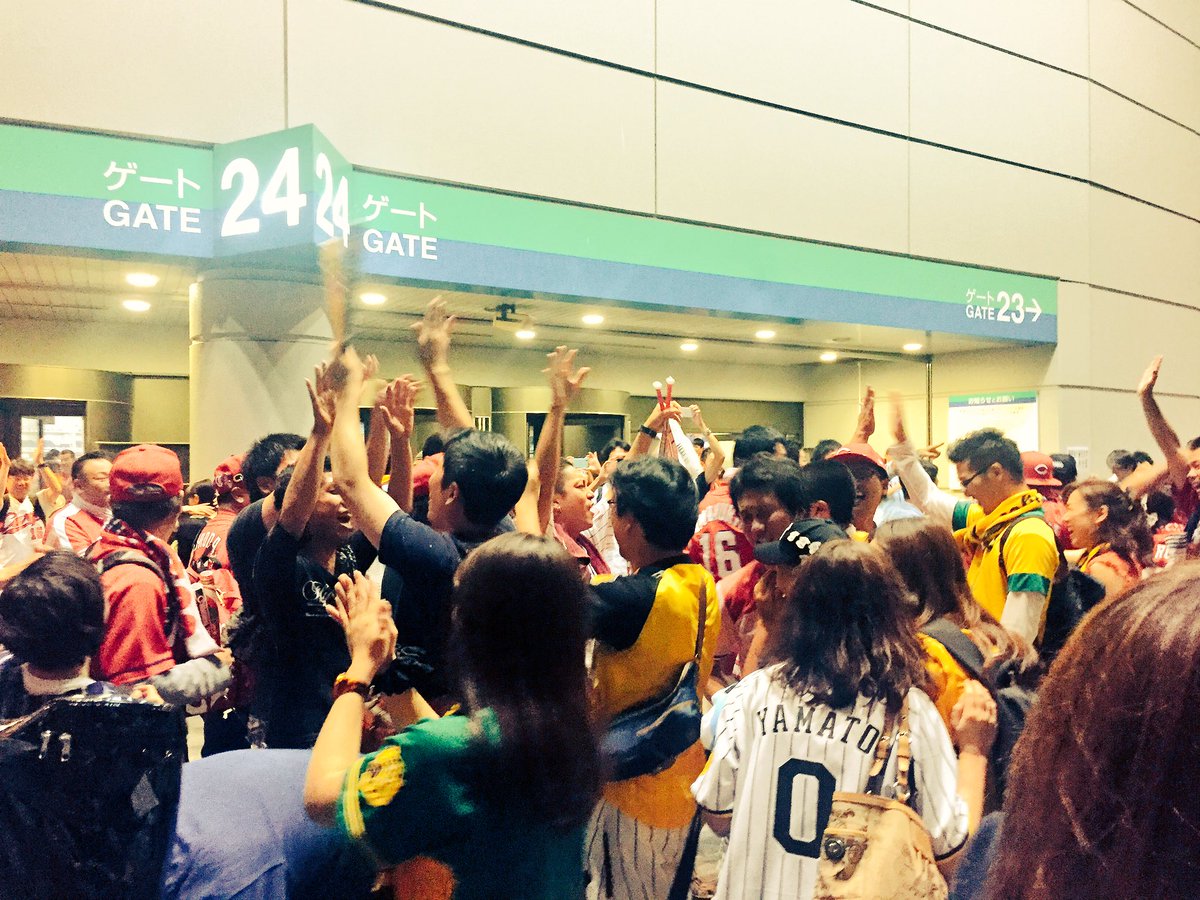 Tossy526's tweet photo. 東京ドームから出たところで
なぜか阪神ファンが出迎えハイタッチw

「おとといはホント申し訳ない！！！」 https://t.co/L4H7ljyBgT